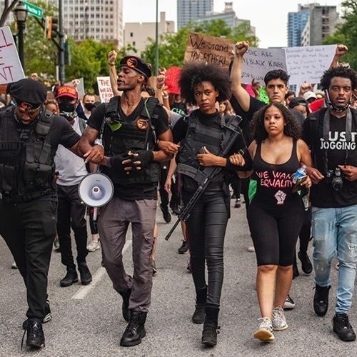 Novos Panteras Negras marcham armados em Atlanta, na Geórgia, EUA 3