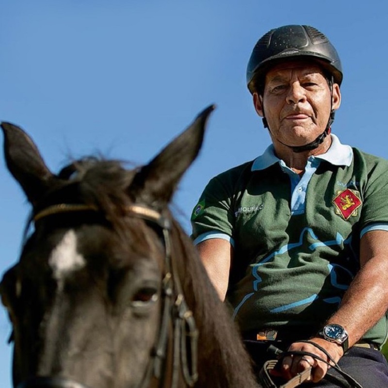 A leitura das declarações do vice-presidente em sua última entrevista vão confirmando minhas impressões, que aproveito para atualizar nessa hora do almoço. Na cabeça do general Mourão, o governo é de centro-direita com alguns extremistas. Que quer dizer isso? Que, para ele, a administração Bolsonaro não é dos Bolsonaros, mas das forças armadas e de outros elementos mais moderados ou "racionais" (Guedes?). O presidente, os filhos e o núcleo reacionário e fascista aparecem como um elemento secundário, "populista", às vezes irritante ou ridículo, que ele minimiza frequentemente ("o Jair", "Eduardo Bananinha" etc). O Heleno também aparece como eventualmente destemperado, e nesse sentido, não representativo da "serenidade" dos demais militares.