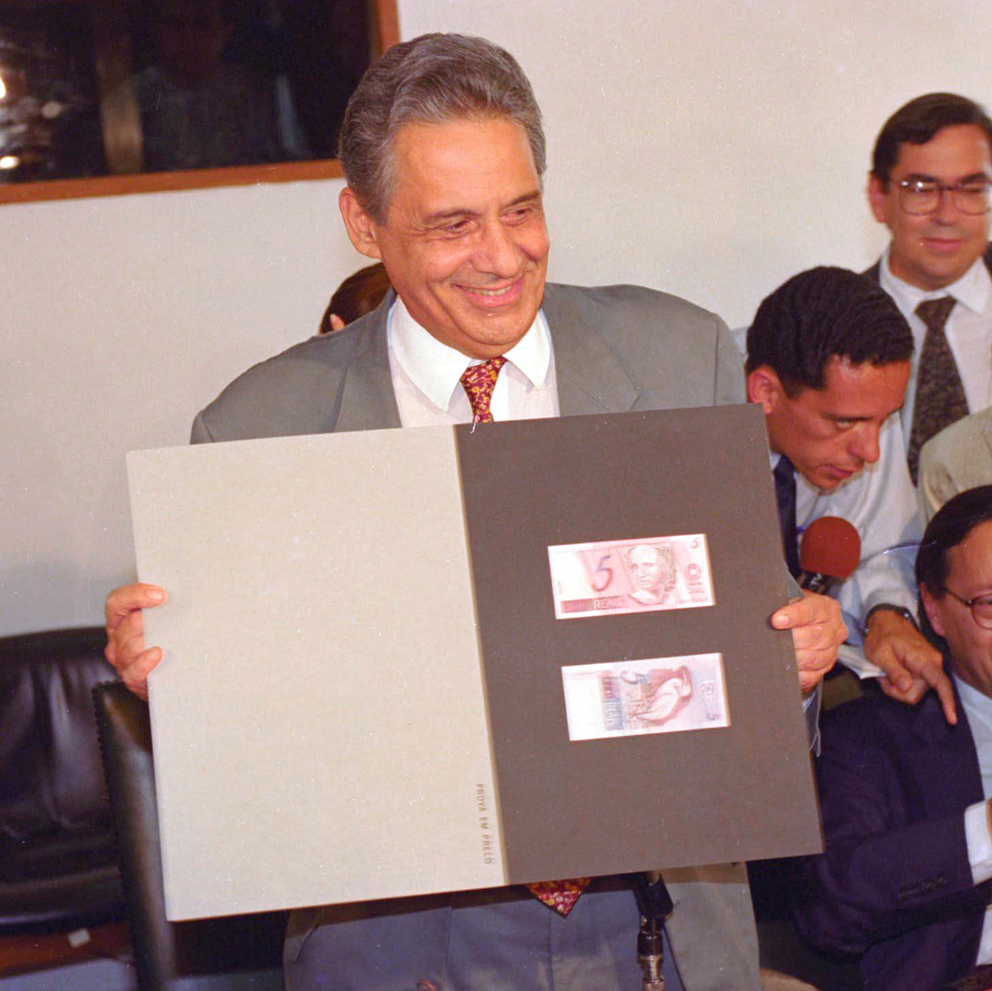 Fernando Henrique Cardoso, ministro da Fazenda, exibe cédula da nova moeda, o real, em 30 de março de 1994 Gustavo Miranda/Agência O Globo