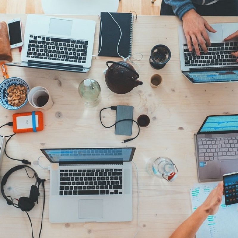 A palavra virtual carrega um significado maior do que uma possível definição elencada na ideia de "realidade da internet". Aliás, esse significado mais abrangente complementa o conteúdo dessa realidade, porque virtual é também sinônimo do que não é real, mas potencial.