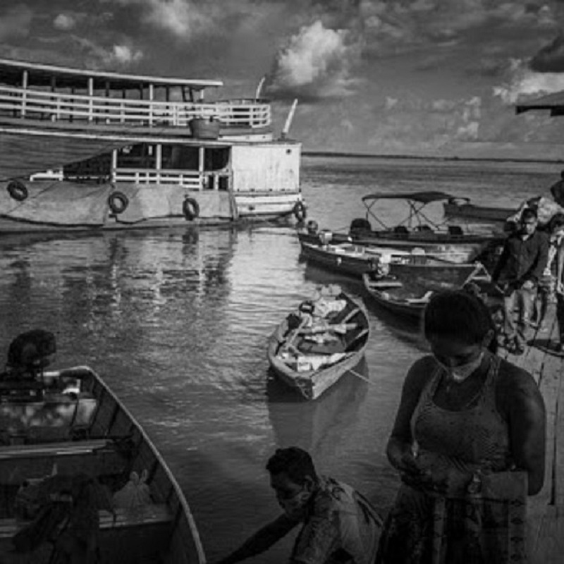 A pandemia no Brasil expõe a feminização da pobreza. O Estado brasileiro passa a estabelecer quem morre e quem deixa de morrer.