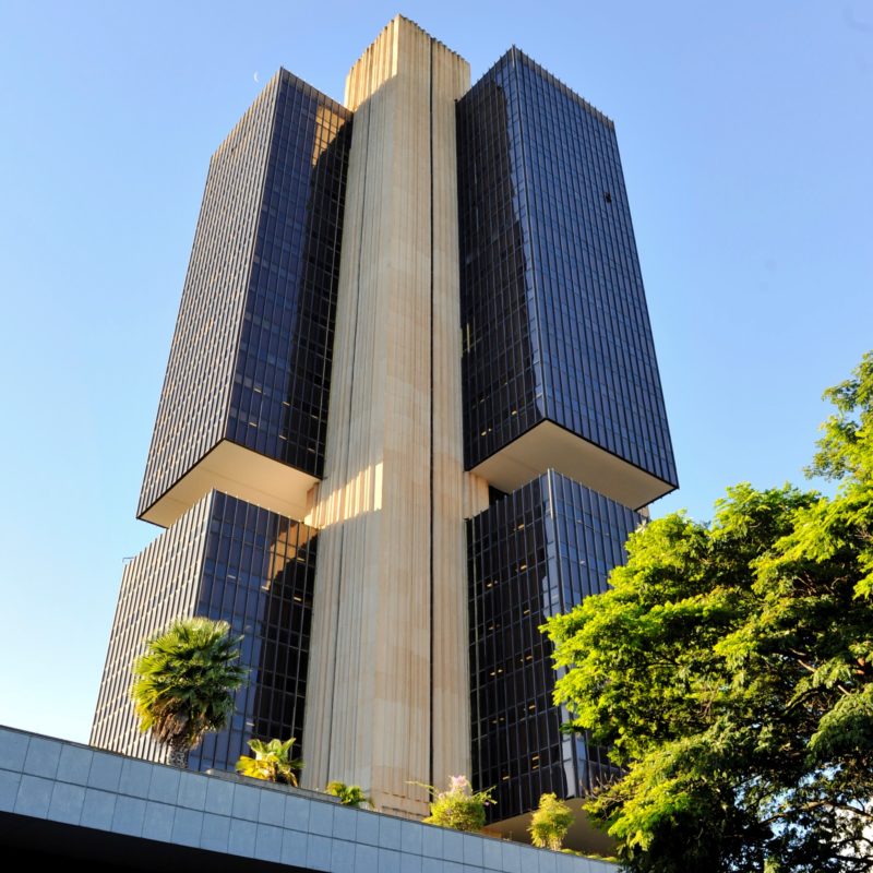 A meta da Selic apresentada no relatório do Banco Central do mês de julho esteve em 2,0% a.a., mas com projeções positivas de quase 1.0 p.p. em média, respectivamente, 3,0% em 2021, 5,0% em 2022 e 6,0% em 2023. Isto dificilmente será validado se as condições se mantiverem, o Banco Central do B