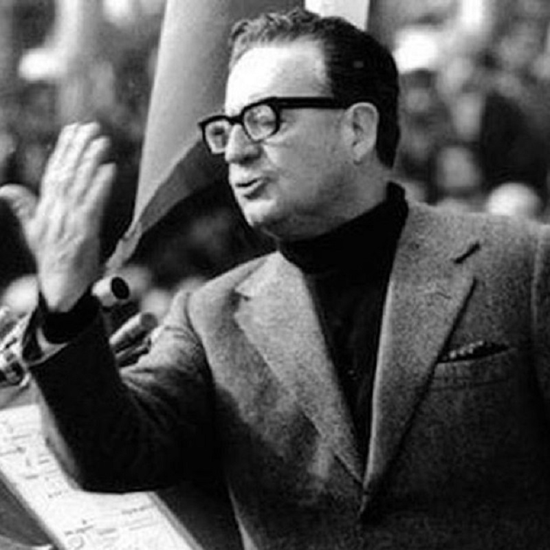Em 1970 chegava ao poder do Chile o socialista e nacionalista Salvador Allende. Chegou ao poder com apoio popular e por meio da própria democracia burguesa. Os burgueses sabem que seu sistema serve aos seus próprios interesses, como a democracia representativa. Eles a defendem somente enquanto ela estiver subserviente ao grande capital. No entanto, às vezes o tiro sai pela culatra, como no caso da vitória de Allende pelo voto popular.