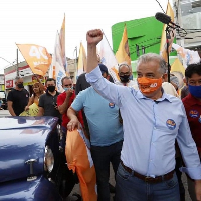 Por Felipe Augusto Ferreira - Nos últimos dias as redes sociais foram tomadas por uma discussão estéril sobre quais candidatos deveriam ou não ser considerados “esquerda de verdade”. Esse tipo de postura comete o erro primário de interpretar o ser “de esquerda” de maneira identitária, como se isso se resumisse um tipo específico de identidade que precisasse ser constantemente reafirmada, e não como um posicionamento no espectro político dado através de ações políticas concretas na realidade material realizada pelos atores políticos, sempre em comparação com outras práticas e ações políticas concretas realizadas por outros atores. Os influenciadores digitais e a mídia hegemônica são unânimes em classificar o PT como um partido de esquerda, mesmo tendo feito 13 anos de governos sociais-liberais que surfaram no boom das commodities e aprofundaram a dependência brasileira de produtos primários, mantiveram o tripé macroeconômico herdado de FHC, além das taxas de juros reais mais elevadas do planeta e da estrutura de tributação regressiva do Brasil.