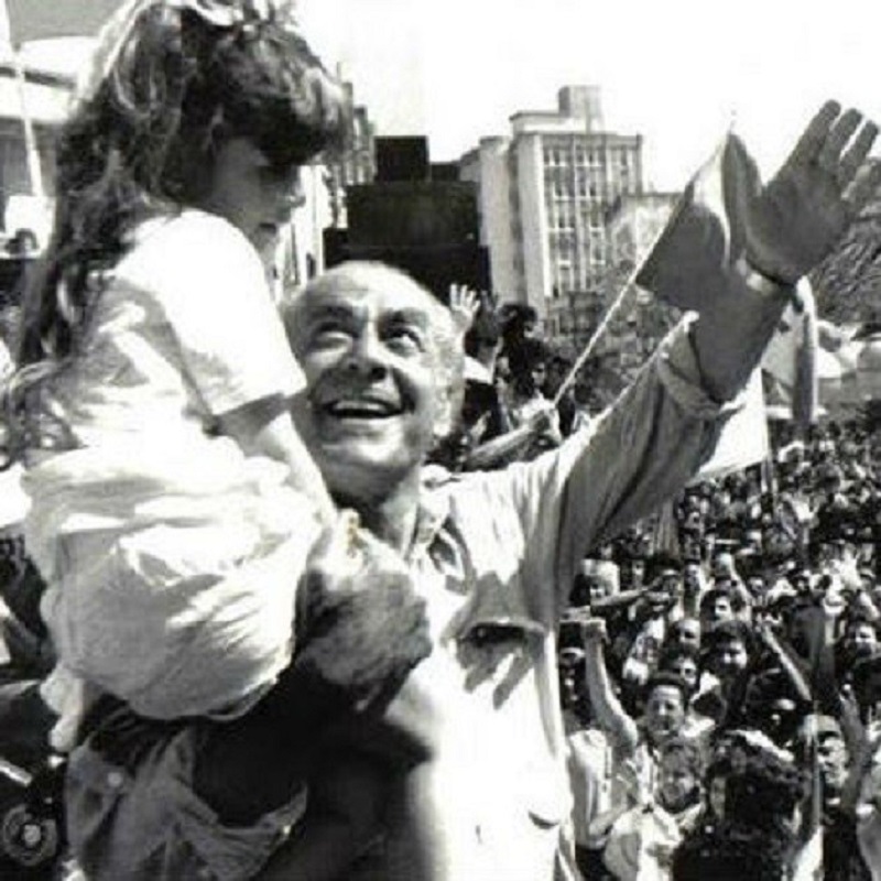 Nesse sentido, a iniciativa que o PDT lançou essa semana é um poderoso indicativo de que as coisas podem estar começando a mudar. Com o projeto Trabalhistas - Construindo a nova maioria, o partido reuniu todos os seus 28 mil candidatos em uma plataforma digital. Ela auxilia os candidatos e permite o engajamento de eleitores, via cadastro e comunicação direta! Com isso, o partido de Brizola se torna o primeiro partido brasileiro - e talvez um dos primeiros do mundo - a fazer um esforço de modernização e tecnologia para aproximar organicamente candidatos e eleitores. Temos uma oportunidade incrível de que a “nova maioria” almejada pelo PDT seja uma que entenda a importância política e estratégica de trazer a esquerda brasileira para o século XXI.