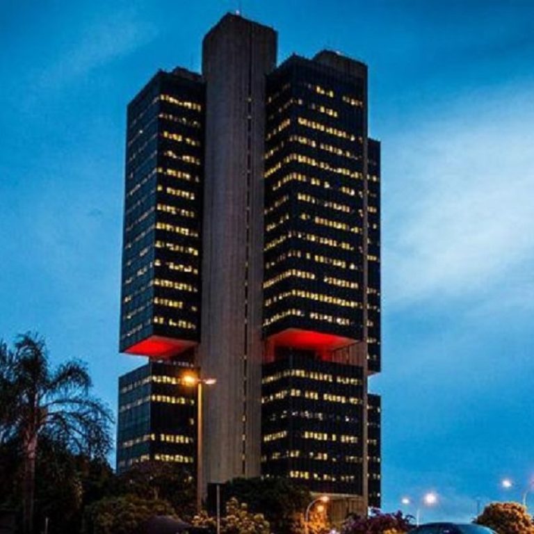 Por Emerson Braz - A última reunião do Comitê de Política Monetária (COPOM), publicada na data de 22 de setembro de 2020 optou por manter a taxa de juros básica da economia (SELIC) em 2,00% a.a. Esta decisão veio embasada na análise do cenário macroeconômico mundial para a determinação e mantenimento da taxa de juros no seu menor patamar histórico. Considerações foram feitas acerca dos impactos ainda presentes da COVID-19 sobre o cenário econômico, especialmente, o seu impacto acerca de países emergentes como o Brasil.