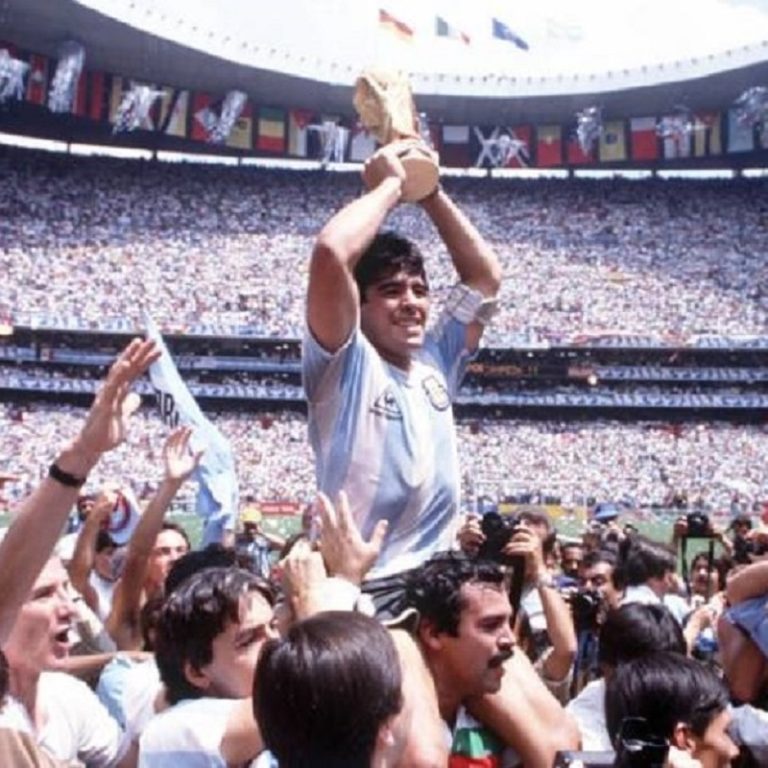 Maradona foi um gênio em campo e nunca deixou de se posicionar, nunca foi em cima do muro. E nenhum problema extra-campo vai apagar nada disso.
