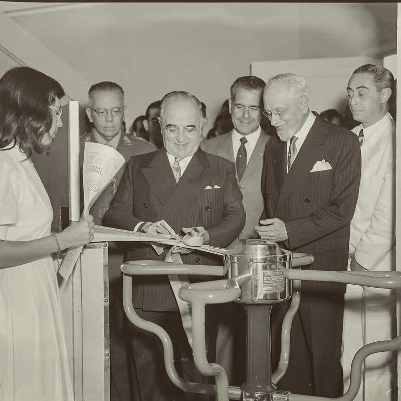 Pelo Centro de Memória Trabalhista - Em 5 de novembro de 1951 era inaugurado pelo presidente Getúlio Vargas, na sede da União Nacional dos Estudantes (UNE), na Praia do Flamengo, o Restaurante Central dos Estudantes, popularmente conhecido como Calabouço.