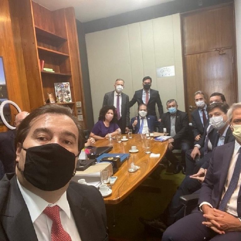 O bloco formado para a disputa da presidência da Câmara é um marco, um feito a ser comemorado. DEM, PT, PSDB, PDT, MDB, PSL, PSB, Cidadania, PCdoB, Rede e PV assinaram uma carta repleta de significado histórico.