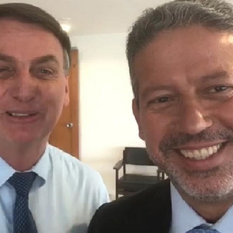 Por Caio Barros - Falta um nome da política para competir com Arthur Lira, que já conta com o apoio de nove partidos, 172 votos de saída, para a disputa da presidência da Câmara. Cria de Cunha e ex-presidente da Comissão de Constituição e Justiça, o presidente do PP, partido em ascensão, também conta com o patrocínio do presidente da República. Baleia Rossi, aventado por Maia, está no segundo mandato de deputado, lidera um bloco rachado por Lira e um partido em declínio, o MDB. Não tem chance. Ontem Glauber Braga alfinetou a turma boa que defende algum candidato de Maia. Não vemos um caractere de Glauber sobre a negociação do PT com Lira. Mas o PDT tem ombudsman como Jones Manoel! Bom, defender um candidato como Maia seria fácil, o diabo é que Maia não tem candidato competitivo e com os mesmos compromissos por ele assumidos na disputa anterior.
