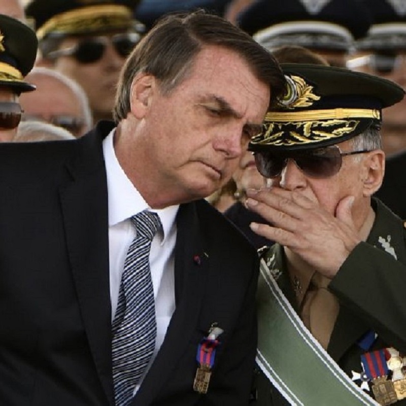 Por Eduardo Papa - Ao cabo de dois anos do governo Bolsonaro, gostaria muito de ver uma nova pesquisa dessas que aponta o conceito da população quanto a diversas categorias funcionais. Minha curiosidade é saber como anda o prestígio dos militares após a chegada da “nuvem de gafanhotos verde oliva” ao governo federal. Ninguém pode negar que vivemos em um “governo militar”, nenhum país da América Latina, quiçá do mundo tem tantos ministros militares dentro do Palácio do Planalto, todos quatro, um ainda na ativa inclusive, como o general paraquedista que comanda a tropa de ocupação no Ministério da Saúde. São milhares de militares das Forças Armadas e auxiliares encastelados nos cargos comissionados e o cordão cada vez aumenta mais. Quem sabe trazendo a impressão que trocamos o tão propalado “Partido da Boquinha” pelas “Forças Armadas da Boquinha”?