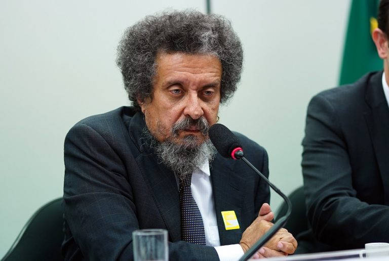 O marqueteiro João Santana concedeu importante entrevista ao repórtes Pedro Exman, do jornal Valor Econômico. Santana é um profissional brilhante. Foi o coordenador do marketing das campanhas de Lula (2006) e Dilma Roussef (2010 e 2014), no Brasil; de Hugo Chávez (2012), na Venezuela; de Mauricio Funes, em El Salvador; de Danilo Medina, na República Dominicana; e de José Eduardo Santos, em Angola. Preso pela operação Lava Jato, tem dito que pretende abandonar seu trabalho político.