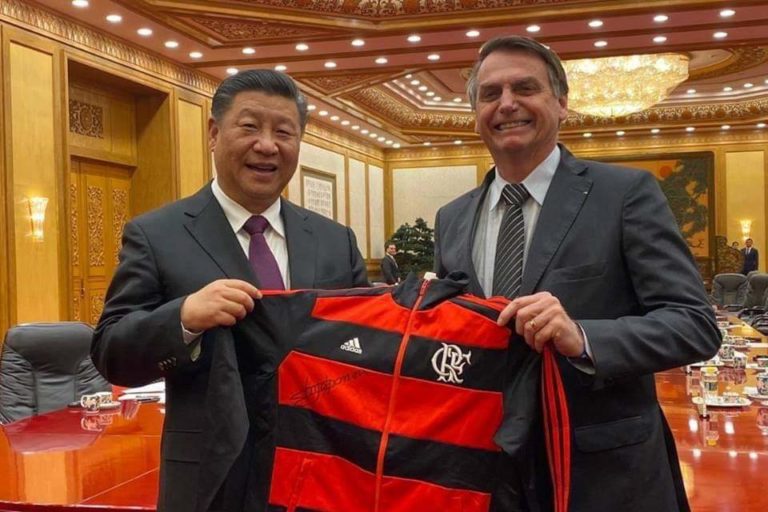 Bolsonaro cede à China e Guedes implora por vacinação em massa bolsonaro vacina china coronavac astra-zeneca