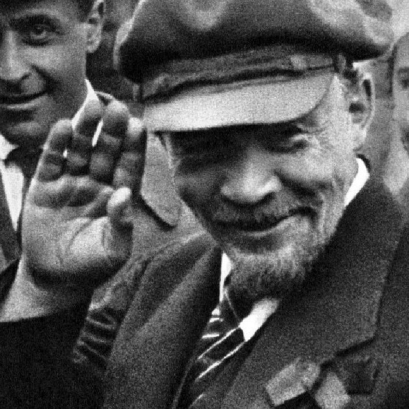 Por Itamá do Nascimento - O dia 21 de janeiro é marcado pelo falecimento de Vladimir Lênin, expressivo teórico e dirigente comunista, então líder da Revolução Russa de 1917. Já fazem 97 anos de sua partida e o seu corpo permanece conservado na Praça Vermelha, assim como muitas de suas ideias sobre o capitalismo. Neste texto, defendo a tese de que a teoria leninista (também cunhada de marxista-leninista) exerceu forte influência sobre correntes políticas para além dos círculos comunistas. Uma dessas correntes foi o Trabalhismo Brasileiro, baseado na crítica ao imperialismo, tão bem conceituado e caracterizado pelo comunista russo. Receber influências leninistas não significa, necessariamente, ser leninista. O Trabalhismo não é uma corrente política da tradição leninista pois, dentre várias diferenças, não propõe a tomada violenta do poder como o caminho na construção do socialismo. Além do mais os partidos políticos que do Trabalhismo surgiram, como o PTB varguista/janguista e o PDT brizolista, também não seguiam o centralismo democrático como prática ou modelo organizativo.