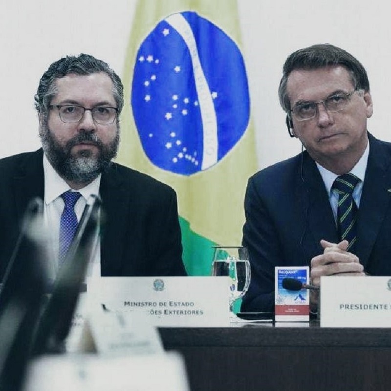 O que Brasil, Butão e Bolsonaro têm em comum? O que o reino da Felicidade tem que a baiana brasileira não tem? Vacina...