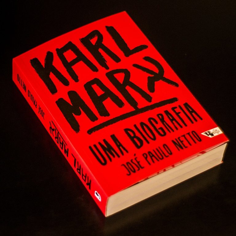 JOSÉ PAULO NETTO nos dá mais um exemplo dos muitos que sua vida já nos proporcionou, não só como militante, mas como professor e formulador. Este seu “Marx, uma biografia” se inscreve entre os livros fundamentais de quem se pretenda informar sobre a Teoria Marxiana, não pela lavagem cerebral da leviana mídia corporativa, mas pelo que realmente produziu, com suas pesquisas e descoberta, o genial Karl Marx.