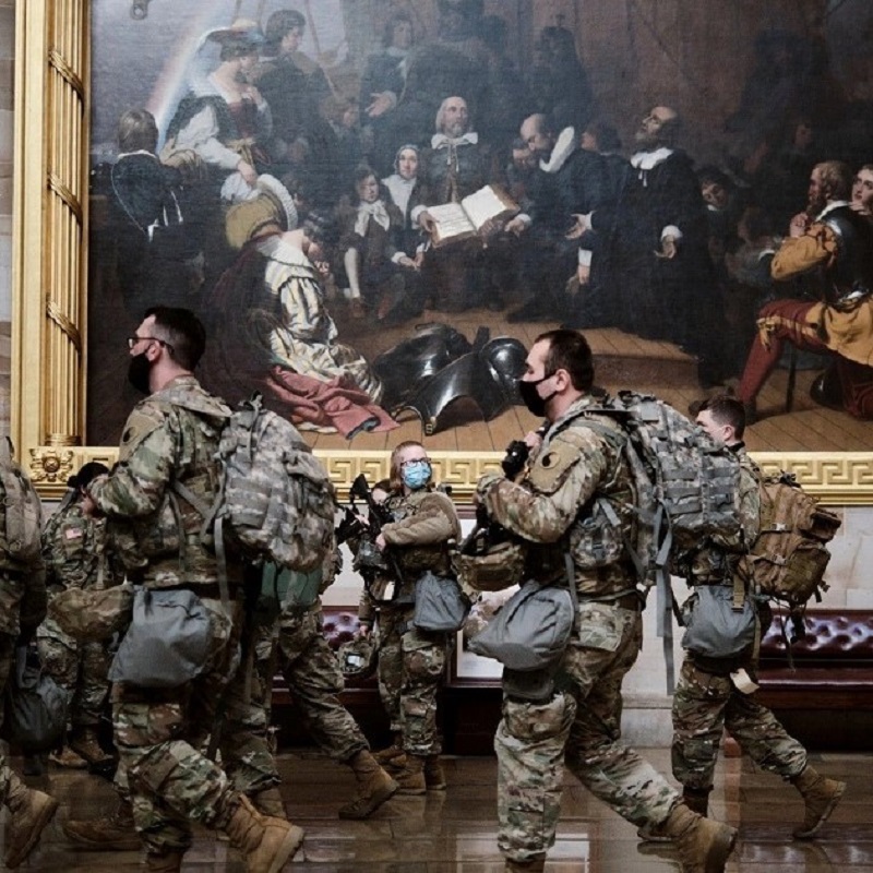 Por Gilberto Maringoni - As cenas de soldados camuflados ocupando galerias do Congresso dos EUA parecem deslocadas na chamada mais sólida democracia do planeta. Será mesmo? Vale a pena olhar um pouco para trás.