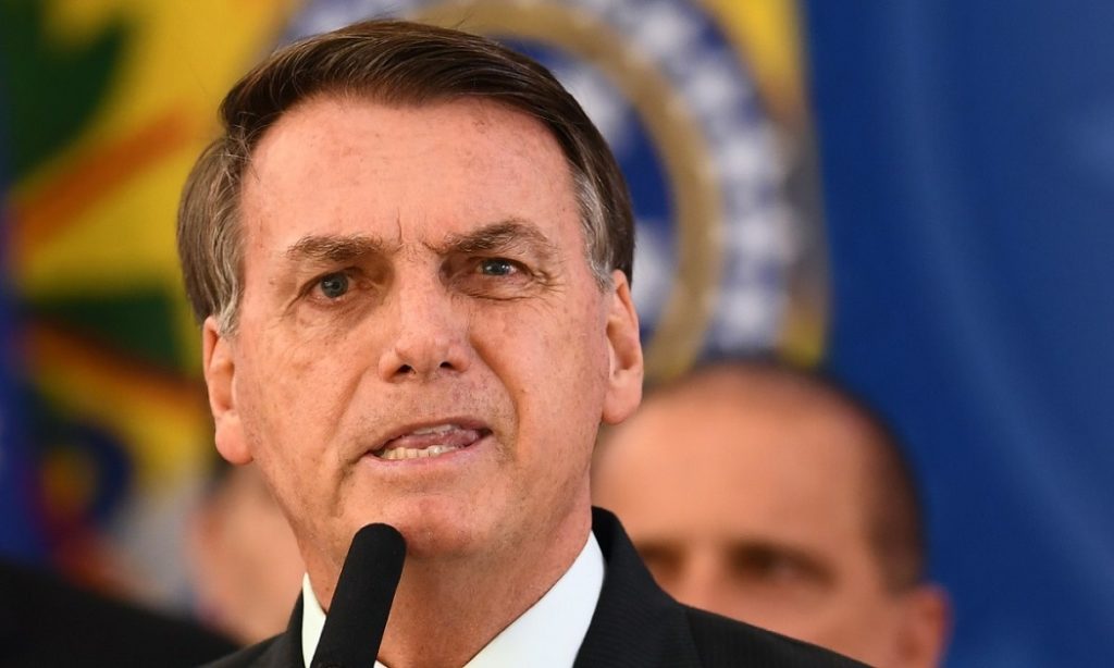 O comportamento do presidente Bolsonaro ao longo da pandemia pode ser compreendido pelo conceito de negacionismo estrutural. Base do trumpismo, ele funciona como uma estratégia informacional de enraizamento da cultura política autoritária e fidelização do eleitorado reacionário.
