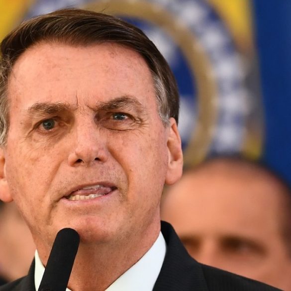 O comportamento do presidente Bolsonaro ao longo da pandemia pode ser compreendido pelo conceito de negacionismo estrutural. Base do trumpismo, ele funciona como uma estratégia informacional de enraizamento da cultura política autoritária e fidelização do eleitorado reacionário.