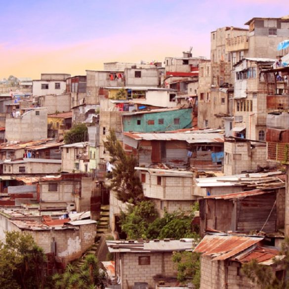 1. O futuro do Brasil é sombrio. Passados 500 e poucos anos desde a invasão portuguesa, o Brasil ainda não se constituiu como nação. O ajuntamento de brasileiros nem de longe constitui uma nação. Em meio à maior pandemia da história, com mais de 250 mil mortos, cerca de 13,5 milhões caíram para a extrema pobreza e a sociedade civil organizada não foi capaz sequer de gritar em alta voz. O governo atual que injetou 1,3 trilhões de reais no sistema bancário é incapaz de elaborar uma política pública de combate à fome, apenas uma. Pelo contrário, gasta com cerveja, churrasco e leite condensado para os quartéis.