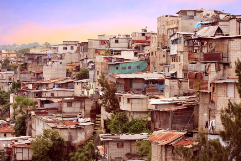 1. O futuro do Brasil é sombrio. Passados 500 e poucos anos desde a invasão portuguesa, o Brasil ainda não se constituiu como nação. O ajuntamento de brasileiros nem de longe constitui uma nação. Em meio à maior pandemia da história, com mais de 250 mil mortos, cerca de 13,5 milhões caíram para a extrema pobreza e a sociedade civil organizada não foi capaz sequer de gritar em alta voz. O governo atual que injetou 1,3 trilhões de reais no sistema bancário é incapaz de elaborar uma política pública de combate à fome, apenas uma. Pelo contrário, gasta com cerveja, churrasco e leite condensado para os quartéis.