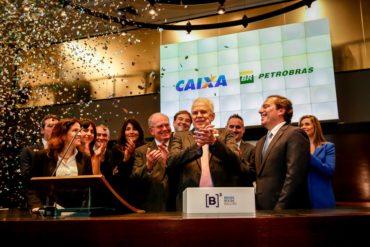 Ter aberto o capital da Petrobras para negociá-lo em bolsa foi um erro histórico. A Petrobras produz insumos estratégicos ao país e sua atuação deve estar alinhada a um projeto de desenvolvimento. Ouvi várias vezes dos diretores na gestão Temer que ela deveria produzir apenas óleo bruto porque é mais rentável. Simplista assim. E seguir os preços no mercado internacional.