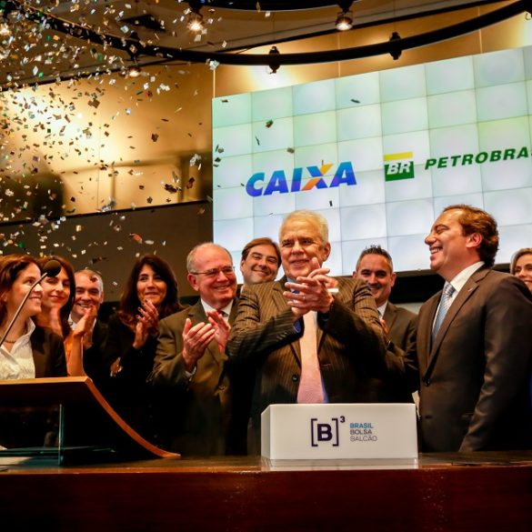 Ter aberto o capital da Petrobras para negociá-lo em bolsa foi um erro histórico. A Petrobras produz insumos estratégicos ao país e sua atuação deve estar alinhada a um projeto de desenvolvimento. Ouvi várias vezes dos diretores na gestão Temer que ela deveria produzir apenas óleo bruto porque é mais rentável. Simplista assim. E seguir os preços no mercado internacional.
