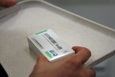 No Brasil, houve desindustrialização, mas é possível reindustrializar. Na área da saúde, a desindustrialização implicou a falta de medicamentos para câncer, sífilis e Covid-19: "Desabastecimento é um problema mundial causado pela concentração de fábricas e pelo foco em tratamentos complexos e mais caros".