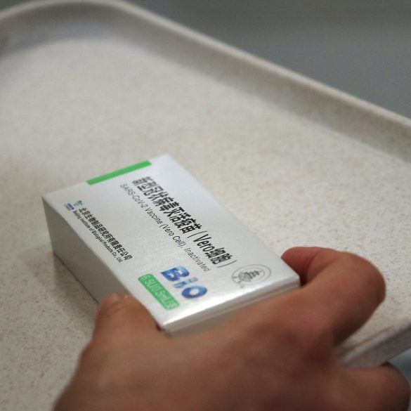 No Brasil, houve desindustrialização, mas é possível reindustrializar. Na área da saúde, a desindustrialização implicou a falta de medicamentos para câncer, sífilis e Covid-19: "Desabastecimento é um problema mundial causado pela concentração de fábricas e pelo foco em tratamentos complexos e mais caros".