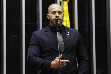 Em sessão realizada nessa sexta feira (19) sobre a manutenção ou não da prisão do deputado federal, Daniel Silveira, 497 parlamentares estiveram em plenário. Ao todo, 364 votaram pela prisão, outros 130 foram contra e três se abstiveram.