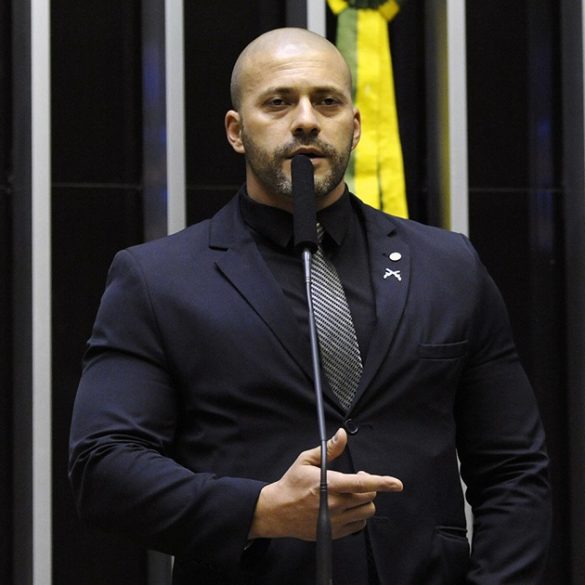 Em sessão realizada nessa sexta feira (19) sobre a manutenção ou não da prisão do deputado federal, Daniel Silveira, 497 parlamentares estiveram em plenário. Ao todo, 364 votaram pela prisão, outros 130 foram contra e três se abstiveram.