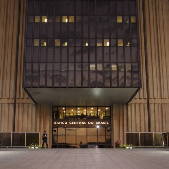 A pauta da independência do Banco Central havia sido recusada, explicitamente, por Fernando Henrique Cardoso, quando era presidente da República. Ele percebia como essa medida alteraria a estrutura de poder dentro do Estado brasileiro.