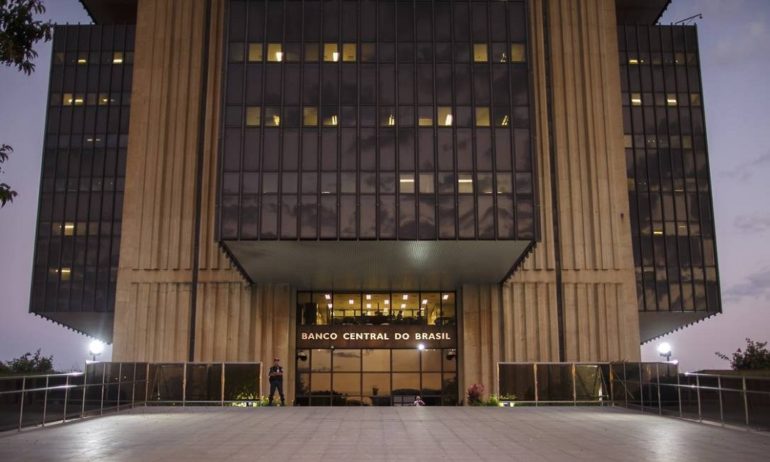 A pauta da independência do Banco Central havia sido recusada, explicitamente, por Fernando Henrique Cardoso, quando era presidente da República. Ele percebia como essa medida alteraria a estrutura de poder dentro do Estado brasileiro.