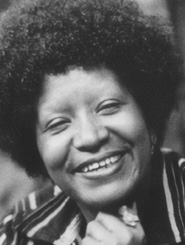 Da mesma forma que Angela Davis apontou a contradição de raça, classe e gênero nos Estados Unidos desde a colonização, Lélia Gonzalez apresentou muitos trabalhos e artigos a respeito da formação da identidade nacional brasileira com a centralidade dos negros, em especial, das mulheres negras.