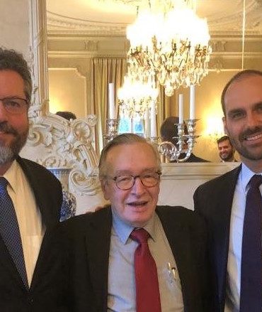 Já vai tarde a desastrosa política externa de Ernesto Araújo 4 olavo de carvalho eduardo bolsonaro