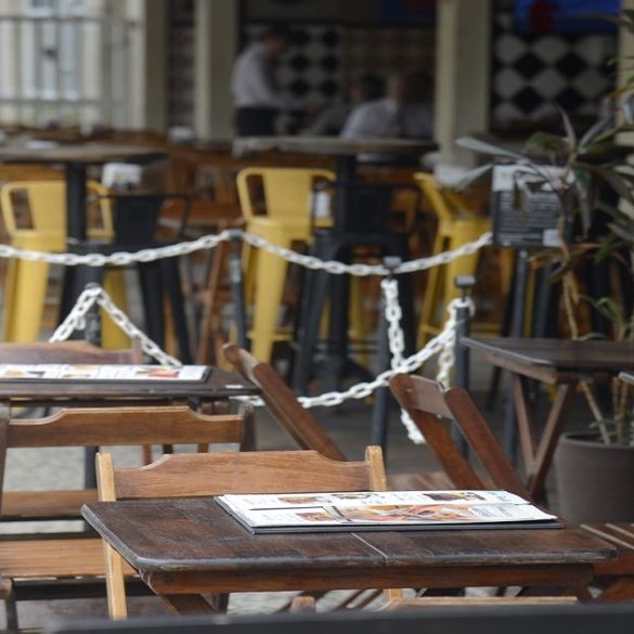 Suspensão temporária de bares e restaurantes é crucial para combater o coronavírus, mostram estudos