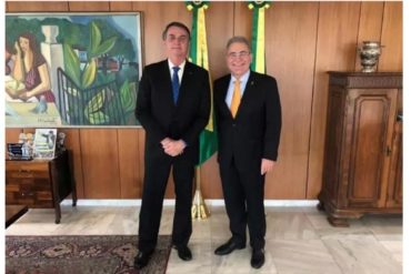 Não é difícil entender a lógica de Bolsonaro nesse episódio de escolha do novo ministro da saúde. Ele está pouco ligando para o governo e a administração, e por isso a terceiriza. Exceto nas áreas sensíveis para sua base radical.