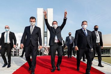 Apesar da ótima notícia sobre a recuperação dos direitos políticos do ex-presidente Lula, os setores democráticos foram derrotados na votação da PEC do Apocalipse nesta madrugada. A 186 é um teto dentro do teto. A medida não apenas condena o país a renunciar a qualquer futuro de desenvolvimento e justiça social, como impõe cortes ao SUS e à saúde em geral, arrochando salários de médicos, enfermeiros e demais trabalhadores da área. De quebra, bloqueia investimentos em hospitais, leitos e medicamentos, com destaque a vacinas. Um crime hediondo em meio ao desespero nosso de cada dia.