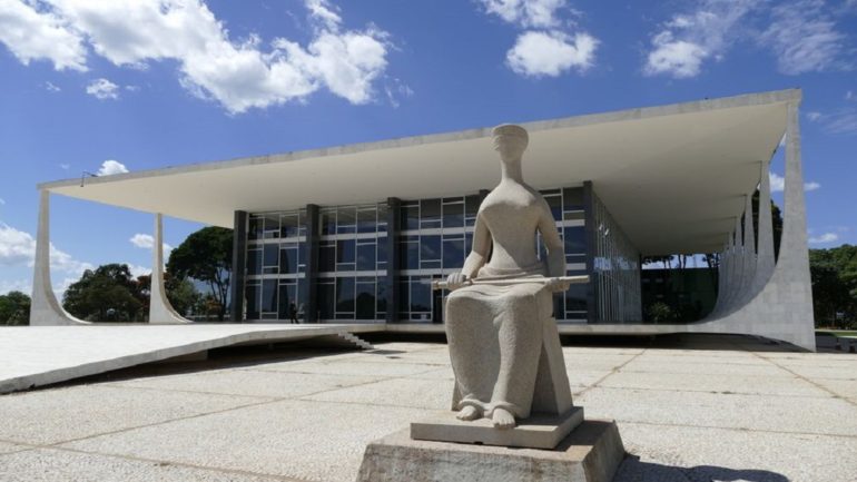 Por Juliana Leme Faleiros - O mês de março, exaustivamente celebrado como sendo das mulheres, iniciou, no Brasil de 2021, com a pandemia do coronavírus completamente fora do controle e com brasileiras e brasileiros ainda mais enlutados. Também iniciou com uma instigante decisão liminar concedida pelo Min. Dias Toffoli na ação de descumprimento de preceito fundamental (ADPF) 779 ajuizada pelo Partido Democrático Trabalhista (PDT).