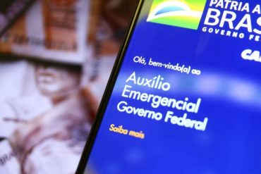 PEGUE TODA A CRUELDADE, a demofobia e o sadismo exibido pelas classes dominantes brasileiras ao longo de cinco séculos marcados pela escravidão, pelo esmagamento de revoltas populares, pela indiferença à dor dos de baixo, à fome e à miséria. Em seguida, concentre tudo em um ano de pandemia. É o que vivemos, quinhentos anos em um, num genocídio de porão de navio negreiro, de doenças, pestes e desesperos.