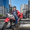 Por Fabio Sola - Qualquer observador das notícias veiculadas nesse Brasil pandêmico viu, no trágico ano de 2020, um caso de preconceito racial de um morador de condomínio fechado, branco, de classe média alta, contra um jovem pardo entregador do tipo popularmente conhecido como “motoboy”. Ali o preconceito foi sem véu, pois o homem branco disse abertamente para o rapaz, apontando o próprio braço alvo: “você tem inveja da minha cor”.
