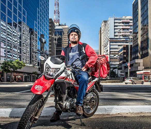 Por Fabio Sola - Qualquer observador das notícias veiculadas nesse Brasil pandêmico viu, no trágico ano de 2020, um caso de preconceito racial de um morador de condomínio fechado, branco, de classe média alta, contra um jovem pardo entregador do tipo popularmente conhecido como “motoboy”. Ali o preconceito foi sem véu, pois o homem branco disse abertamente para o rapaz, apontando o próprio braço alvo: “você tem inveja da minha cor”.