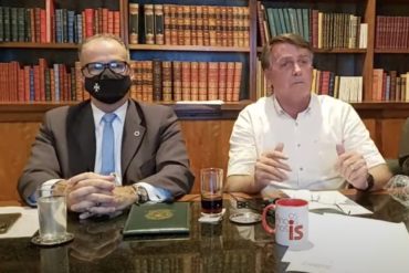 A foto mostra o diretor-presidente da Anvisa, Barra Torres, participando de live com o presidente Bolsonaro.