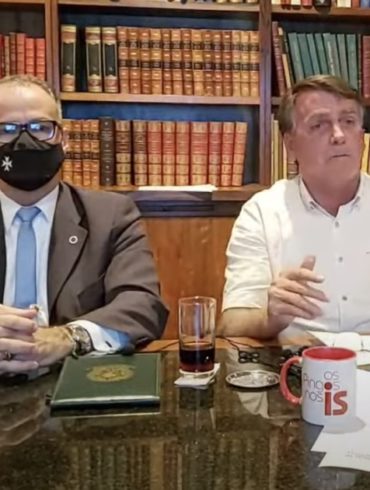 A foto mostra o diretor-presidente da Anvisa, Barra Torres, participando de live com o presidente Bolsonaro.