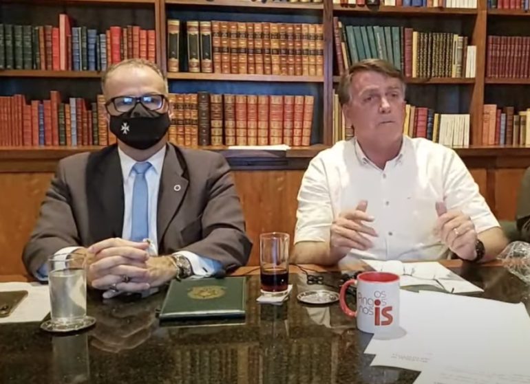 A foto mostra o diretor-presidente da Anvisa, Barra Torres, participando de live com o presidente Bolsonaro.