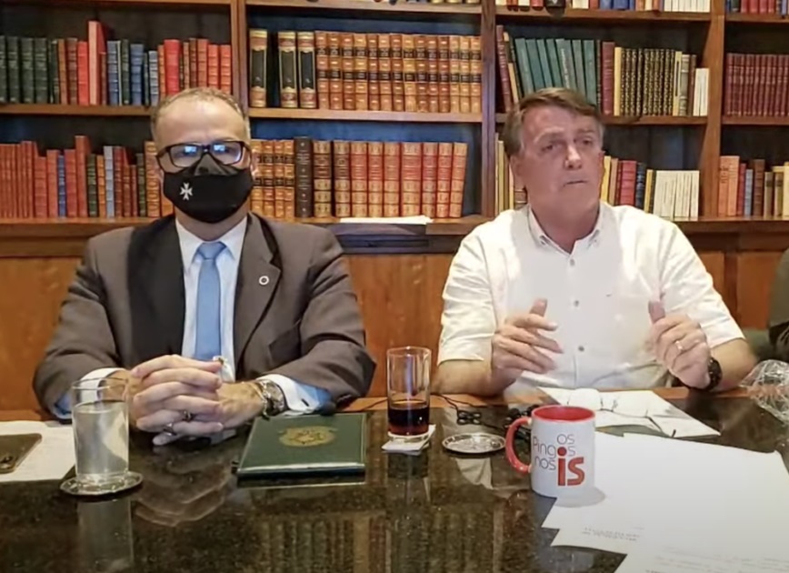 A foto mostra o diretor-presidente da Anvisa, Barra Torres, participando de live com o presidente Bolsonaro.