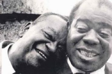 A foto mostra Pixinguinha e Louis Armstrong.