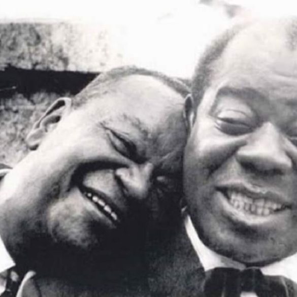 A foto mostra Pixinguinha e Louis Armstrong.