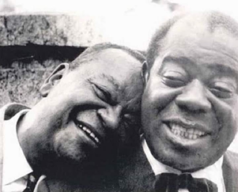 A foto mostra Pixinguinha e Louis Armstrong.