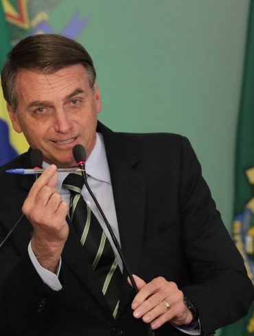 Bolsonaro mostra a caneta BIC que cancelou o Censo em 2021.